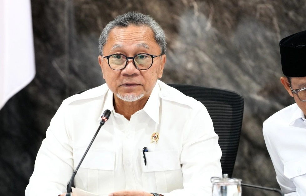 Menteri Koordinator (Menko) Pangan Zulkifli Hasan dalam Rapat Koordinasi terkait MBG di kantornya