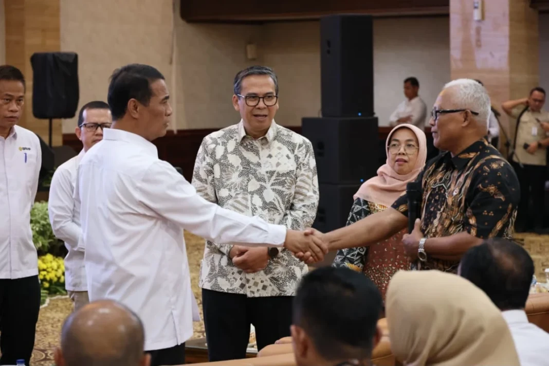 Menteri Pertanian Andi Amran Sulaiman dan Peneliti komoditas kakao, Rubiyo.