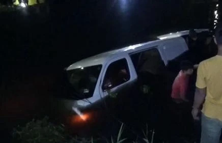 Mobil terperosok.