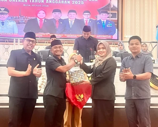 Pemerintah Kabupaten Bone menyerahkan Ranperda Pertanggungjawaban Pelaksanaan APBD Tahun Anggaran 2025 kepada DPRD Bone