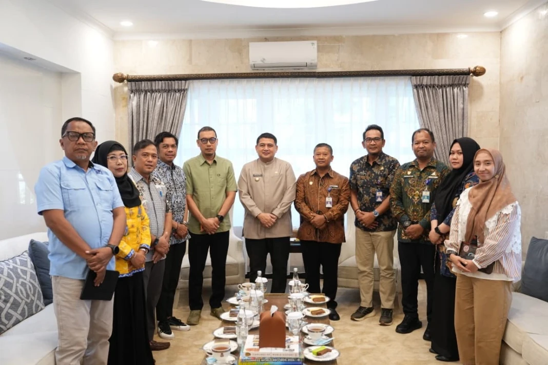 Pemerintah Kota Makassar, menerima penyerahan aset dari Politeknik Ilmu Pelayaran (PIP) Makassar sebagai bentuk dukungan terhadap pengembangan kawasan utama Stadion Makassar di Untia.