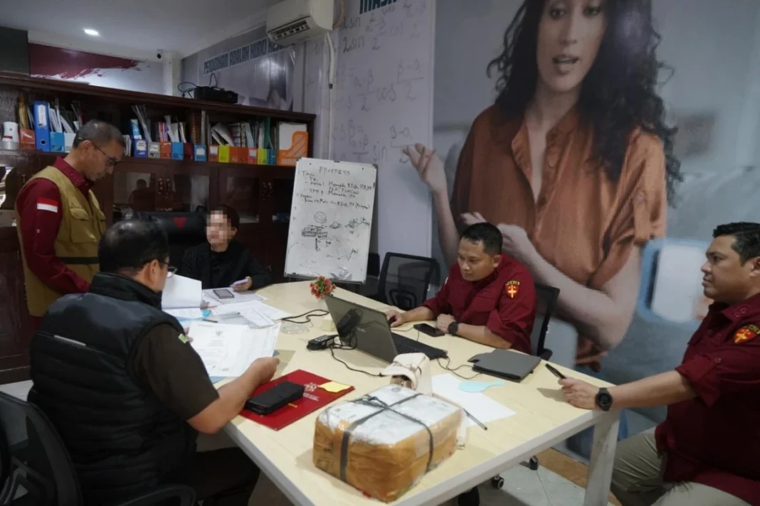 Penyidik Pidsus Kejati Sulsel menggeledah kantor CV APM di kawasan Boulevard Makassar