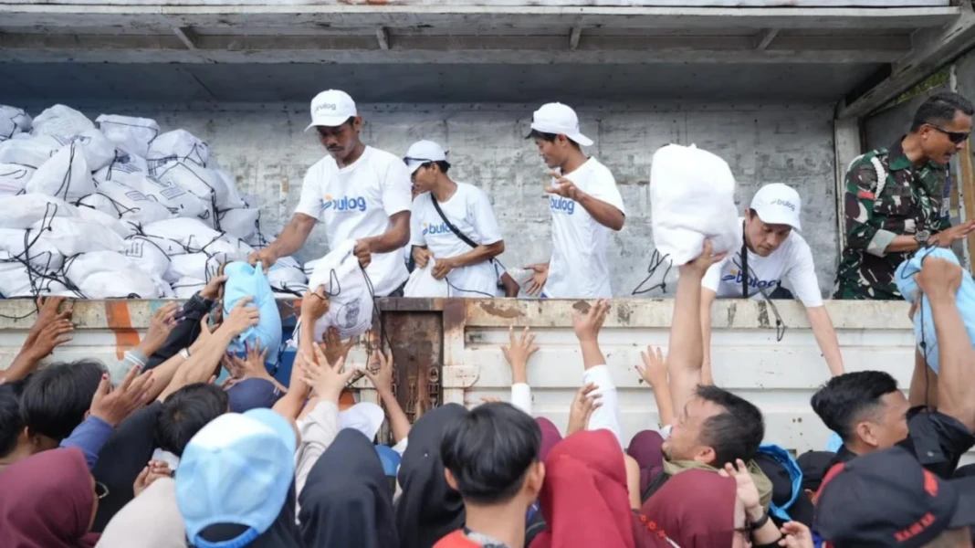Perum Bulog menyalurkan bantuan pangan beras dan distribusi beras SPHP