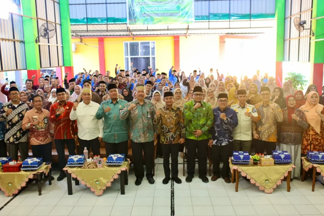pisah sambut Kepala Kantor Kementerian Agama (Kemenag) Bone dari H. Muhammad Subhan, S.Ag., M.Ag. kepada Dr. H. Ahmad Yani, S.Ag., M.Ag, Kamis 18 Juni 2026.