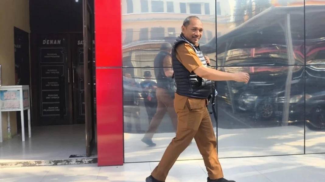 Plt Kadis PUPR Gowa Subchan Ishak mengenakan rompi hitam menuju Polres Gowa