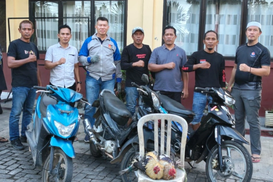 Polisi gerebek lokasi sabung ayam di Gantarang Bulukumba. Pelaku kabur, tiga motor dan ayam aduan diamankan untuk penyelidikan lebih lanjut