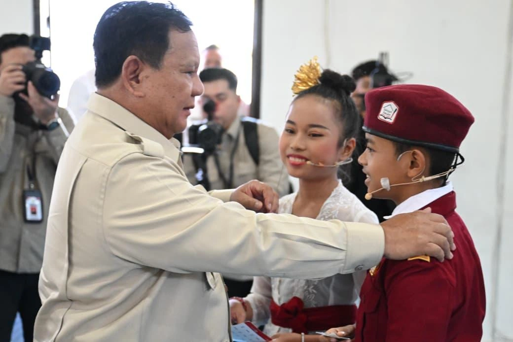 Presiden Prabowo berinteraksi dengan siswa sekolah rakyat di Tabanan, Bali