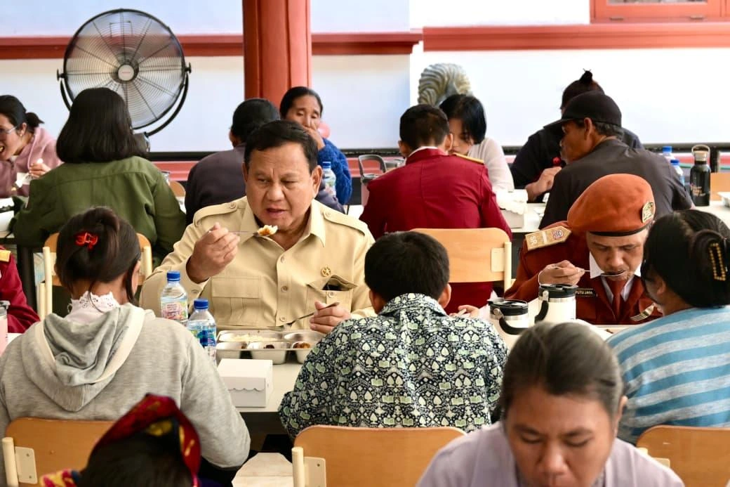 Presiden Prabowo makan siang bersama siswa sekolah rakyat di Tabanan, Bali