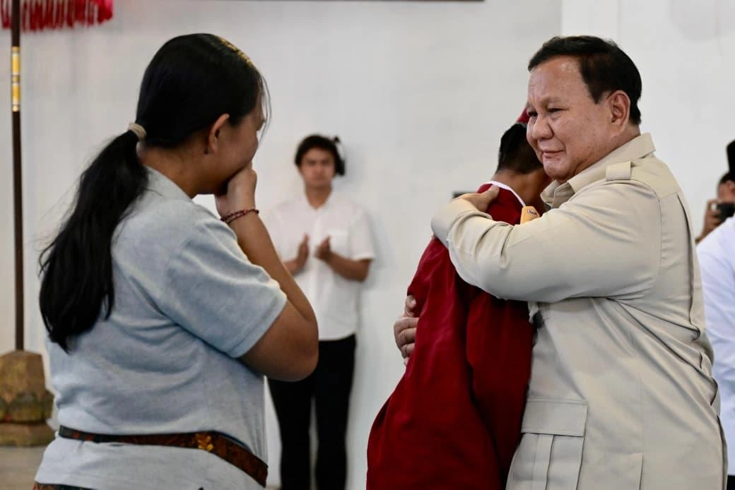 Presiden Prabowo memeluk Bagus, siswa yang pernah menjadi korban Bullying di sekolah lamanya