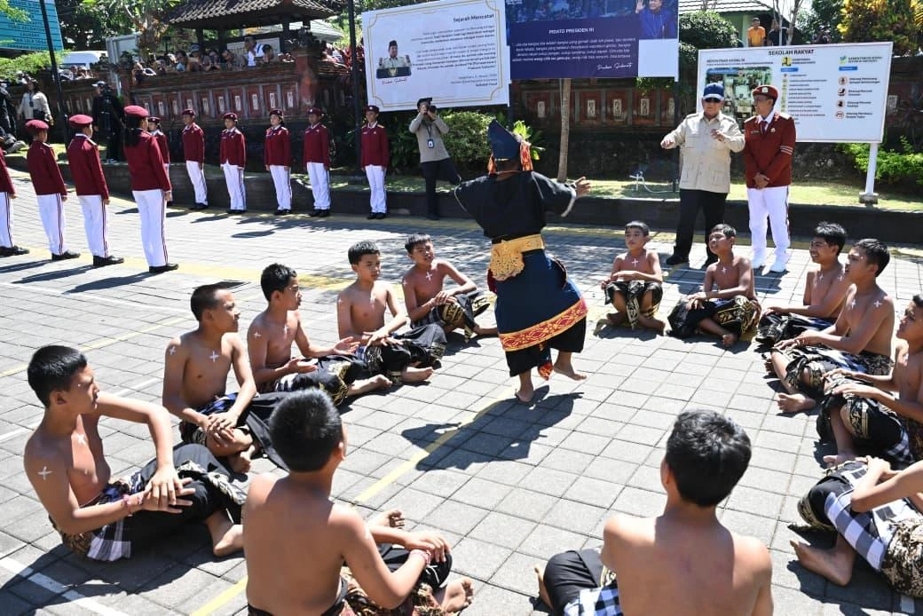 Presiden Prabowo meninjau sekolah rakyat menengah di Tabanan, Bali