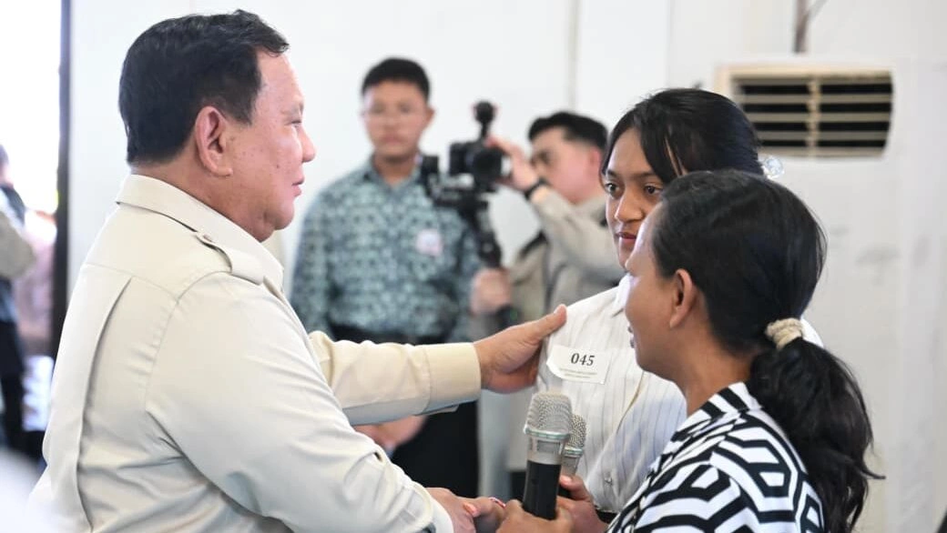 Presiden Prabowo Subianto mendengarkan langsung aspirasi calon siswa dan orang tua saat meninjau Sekolah Rakyat Menengah Pertama (SRMP) 17 Tabanan, Bali, pada Minggu, 7 Juni 2026