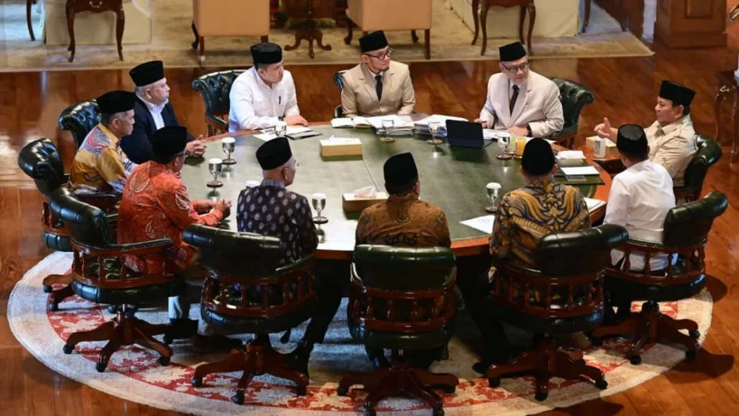 Presiden Prabowo Subianto menerima Menteri dan Wakil Menteri Haji dan Umrah beserta pimpinan DPR RI dan sejumlah anggota Komisi VIII DPR RI di kediaman pribadinya, di Hambalang