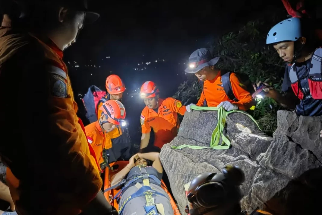Proses evakuasi pendaki patah kaki di Gunung Bulu Saukang