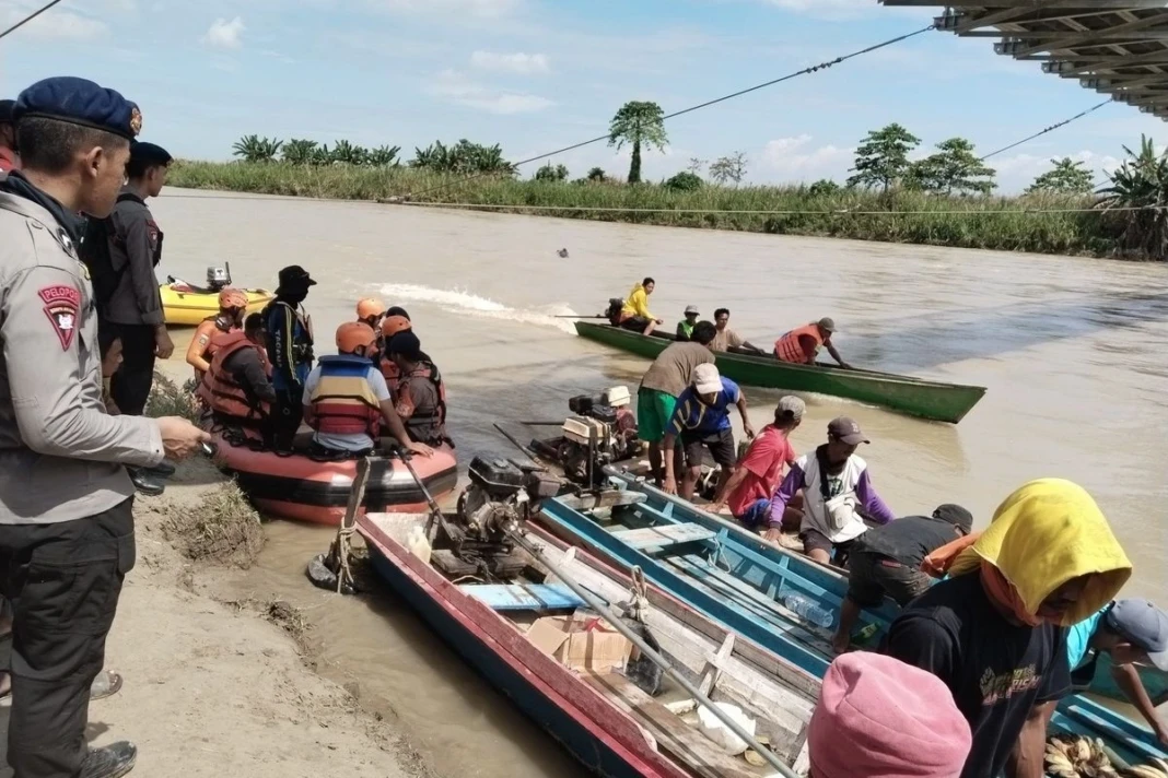 Proses pencarian pemuda di Sungai Rongkong Luwu Utara