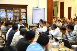 Kementerian Pertanian menyiapkan regulasi untuk mempercepat hilirisasi komoditas pertanian strategis dan memperkuat peran BUMN pangan dalam ekosistem pangan nasional. Mentan Andi Amran Sulaiman menegaskan seluruh hambatan strategis harus segera diselesaikan agar transformasi BUMN pangan berjalan efektif, terukur, dan memberi manfaat nyata bagi petani.