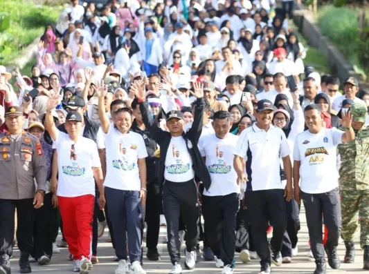 Ribuan masyarakat memadati kegiatan Jalan Santai Anti Mager