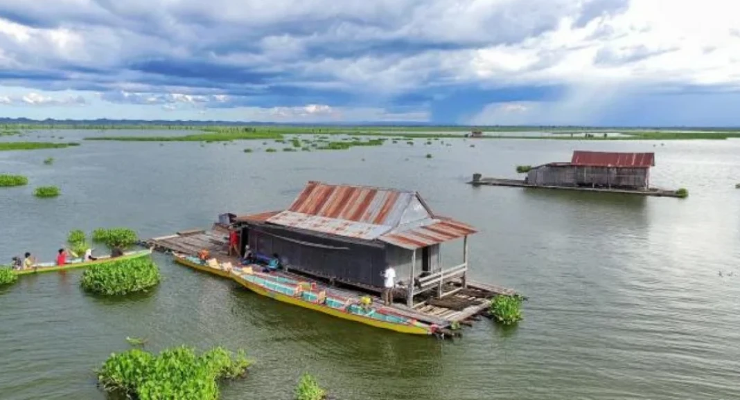 Rumah apung di Danau Tempe
