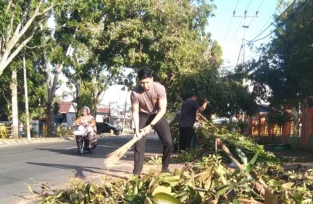 Satlantas Polres Bone menggelar kerja bakti dalam rangka Hari Bhayangkara ke-80 dengan membersihkan lingkungan