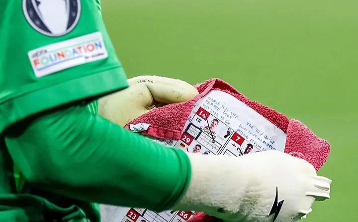 kiper utama Paris Saint-Germain (PSG), Matvey Safonov, yang tertangkap kamera sedang membaca lembar catatan taktik (contekan penalti) yang ditempelkan pada sebuah handuk merah. dok/idextratimel