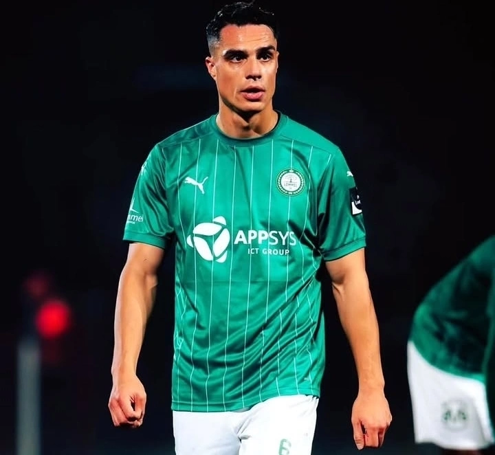 Joey Pelupessy resmi memperpanjang kontrak bersama Lommel SK. Kabar bahagia ini datang setelah gelandang Timnas Indonesia tersebut sukses mengantarkan klubnya promosi ke kasta tertinggi Liga Belgia musim 2026/2027.