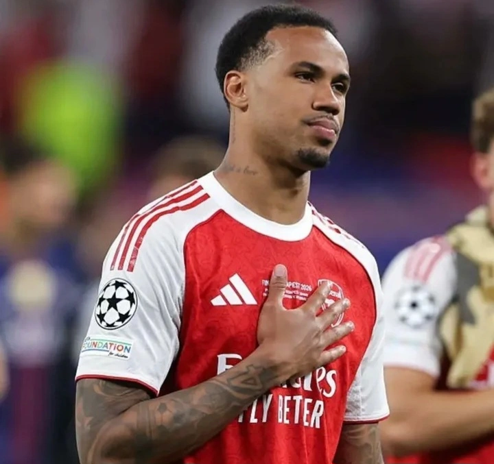 Jersey Gabriel Magalhães menjadi salah satu produk Arsenal paling laris setelah penjualannya melonjak 350 persen. Dukungan fans mengalir usai momen penalti di final Liga Champions.