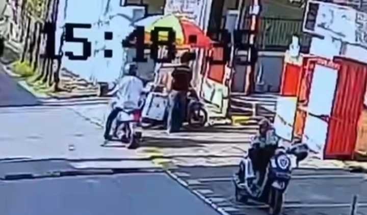 Seorang ibu penjual siomay diduga menjadi korban penjambretan di Jalan RS Faisal, Makassar, Senin (1/6/2026). Aksi pelaku terekam kamera CCTV dan kini dalam penyelidikan polisi.