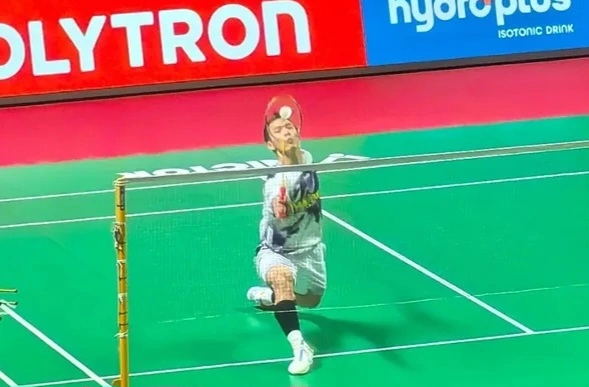 Jonatan Christie sukses mengalahkan Jia Heng Jason Teh dua gim langsung dan memastikan tiket babak 16 besar Indonesia Open 2026. Kemenangan ini menjadi momentum kebangkitan Jojo di Istora Senayan.