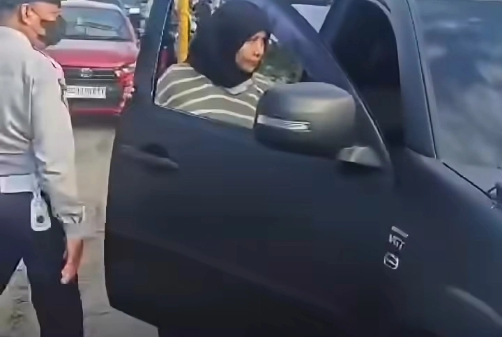 Sebuah video viral memperlihatkan pengemudi SUV diduga menerobos sistem buka-tutup arus lalu lintas di Jalan Hertasning, Makassar. Insiden tersebut memicu perhatian warganet dan menunggu klarifikasi pihak terkait.