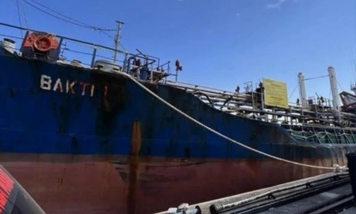 Polda Sulsel membongkar sindikat penyelundupan 700 ribu liter solar subsidi menggunakan kapal tanker MT Bakti I. Tujuh tersangka diamankan, empat lainnya masih buron. Kerugian negara ditaksir mencapai Rp69,9 miliar. Browser