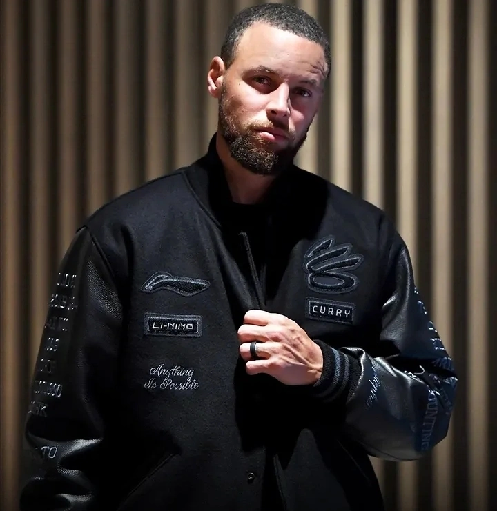 Stephen Curry resmi menandatangani kontrak 10 tahun dengan Li-Ning. Nilai kesepakatan disebut mencapai lebih dari US$400 juta dan berpotensi menembus US$1 miliar melalui ekspansi Curry Brand