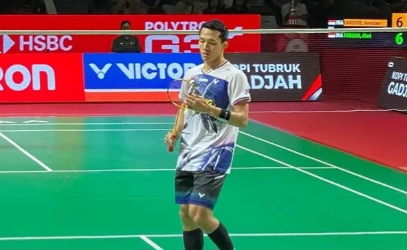 Jonatan Christie berhasil mengalahkan Alwi Farhan dalam duel sesama wakil Indonesia dan melaju ke perempat final Indonesia Open 2026. Jojo kini menjadi harapan terakhir tuan rumah di sektor tunggal putra.