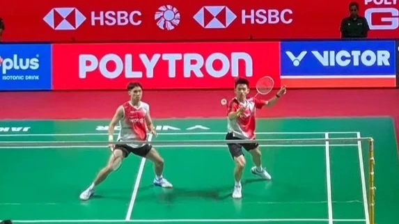 Raymond Indra/Nikolaus Joaquin menciptakan kejutan besar di Indonesia Open 2026 setelah menyingkirkan unggulan kedua Aaron Chia/Soh Wooi Yik dan melaju ke perempat final.