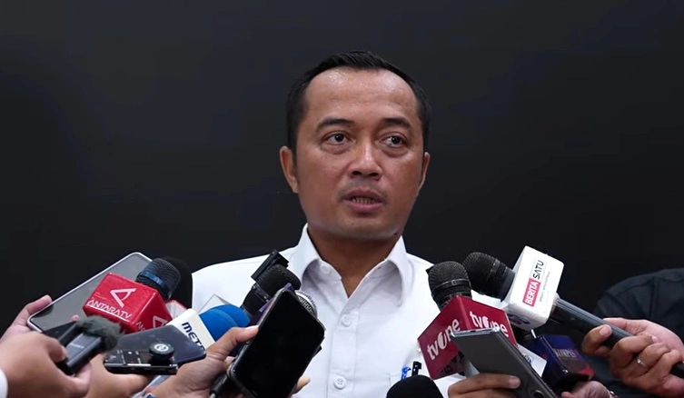 Pemerintah melalui Mensesneg Prasetyo Hadi memastikan pelemahan rupiah terhadap dolar AS terus dipantau bersama Kemenkeu, BI, dan OJK. Meski tertekan, fundamental ekonomi Indonesia disebut tetap kuat.