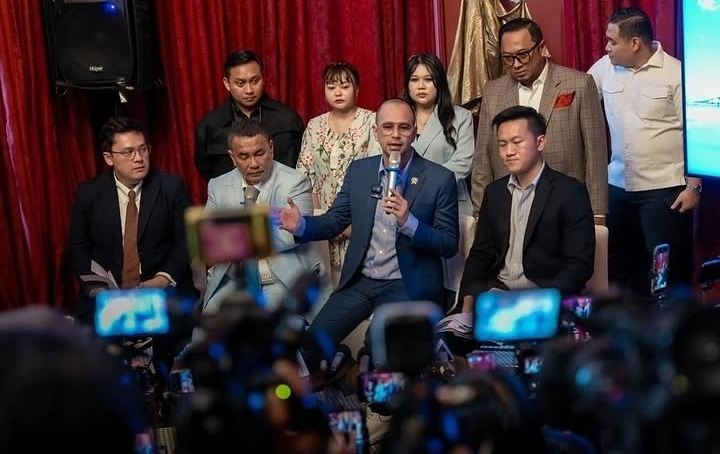 Raffi Ahmad membantah terlibat dalam kasus dugaan suap impor ilegal PT Blueray Cargo. Didampingi Hotman Paris, ia menegaskan tak pernah memesan atau menerima barang dari AS.