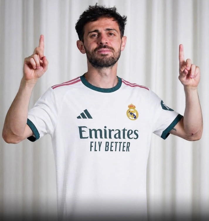 Bernardo Silva dikabarkan sepakat bergabung dengan Real Madrid secara gratis usai kontraknya di Manchester City habis. José Mourinho disebut menjadi kunci transfer kilat tersebut.