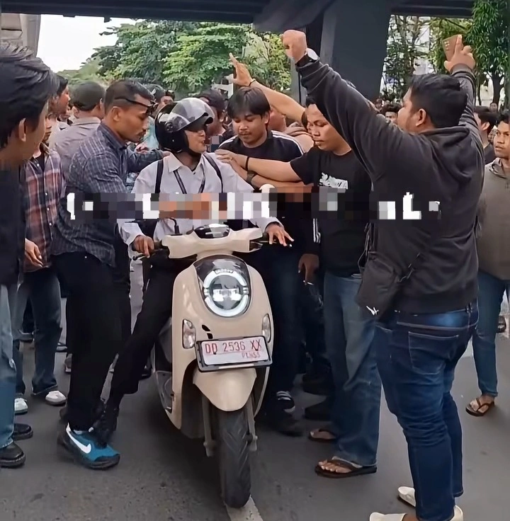 Aksi Badko HMI Sulsel di Fly Over AP Pettarani Makassar nyaris ricuh setelah pengendara motor diduga menerobos massa aksi, Senin 15 Juni 2026.