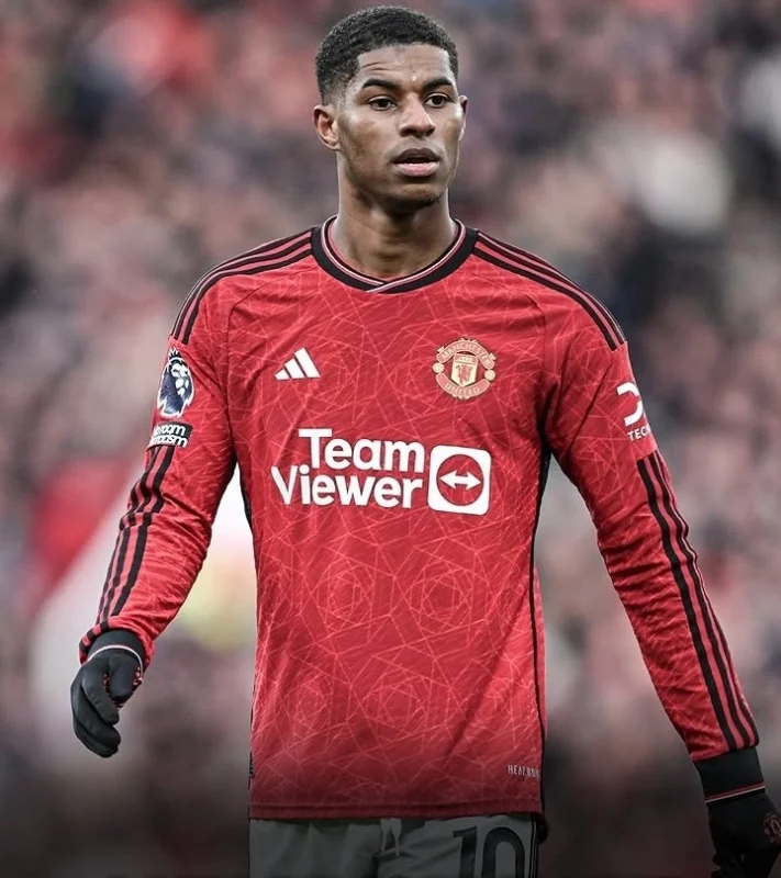 Marcus Rashford resmi kembali ke Manchester United setelah Barcelona tak mengaktifkan opsi pembelian permanen senilai 30 juta euro. Di tengah kepulangannya ke Old Trafford, terungkap klausul pelepasan £40 juta yang tak berlaku bagi Liverpool dan Manchester City.