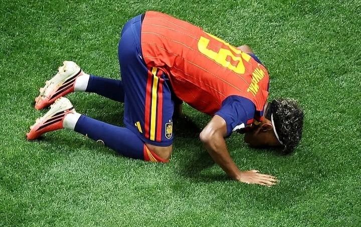 Lamine Yamal mencetak gol perdananya di Piala Dunia 2026 saat Spanyol melawan Arab Saudi di Grup H. Gol cepat menit ke-10 itu membuatnya menyamai rekor legenda Pelé.