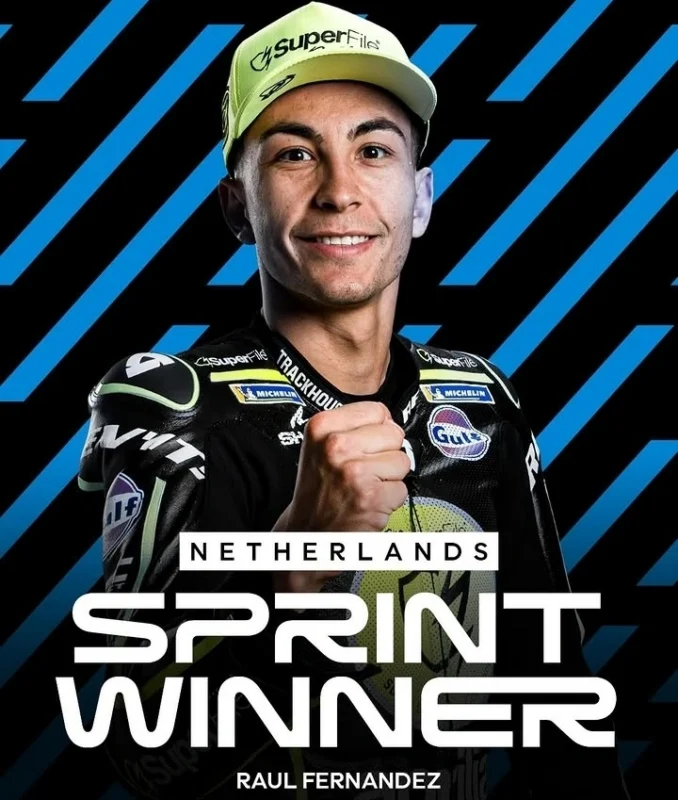Raul Fernandez memenangi Sprint Race MotoGP Belanda 2026 di TT Circuit Assen. Trackhouse Racing mencetak finis satu-dua bersama Ai Ogura.