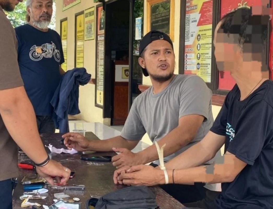 Seorang pemuda di Antang, Makassar, ditangkap polisi setelah mencuri perhiasan emas milik ibu kandungnya senilai Rp75 juta