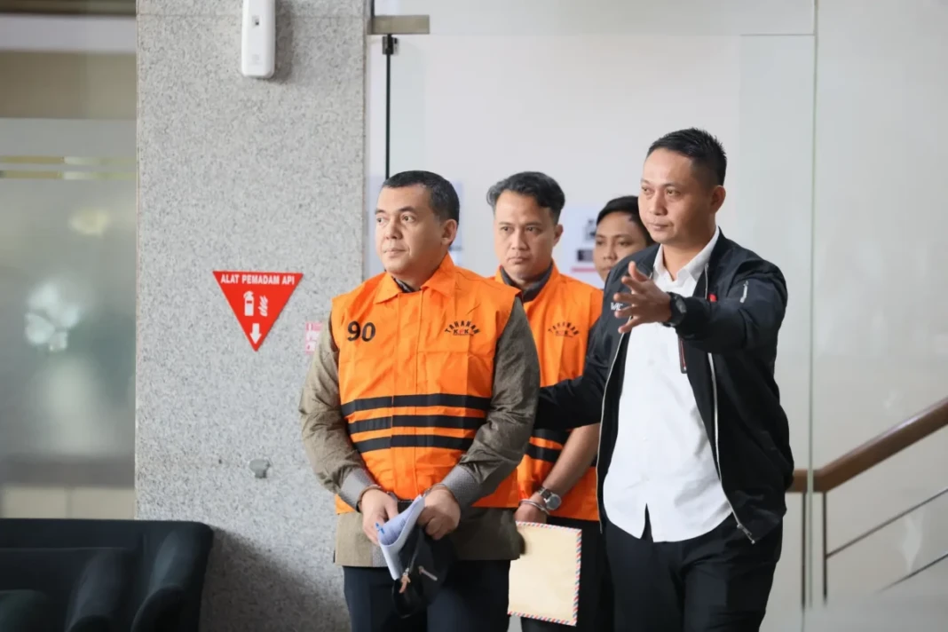 Silmy dkk menggunakan rompi orange