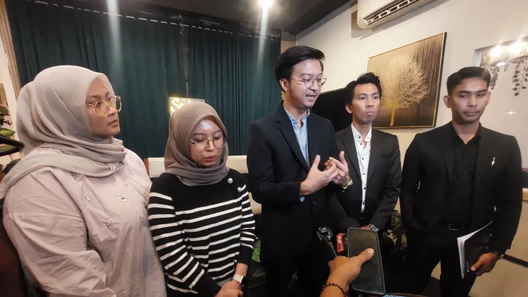 tim-kuasa-hukum-korban-joddy-mulyasetya-putra-bersama-para-korban-travel-umrah-oleh-hanania-group-di-jakarta-selatan-senin-16-ryandi-zahdomojawaposcom-EKhfF