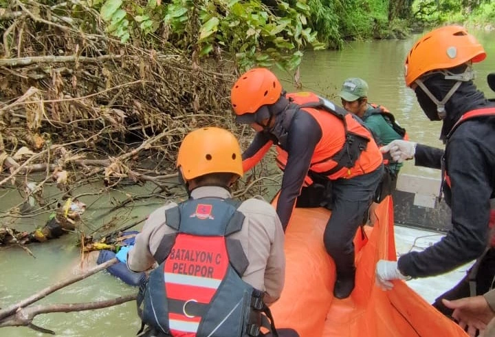 Tim SAR Gabungan menemukan Saide (72), warga Kajuara, Bone, yang sebelumnya terseret arus sungai saat pulang dari sawah