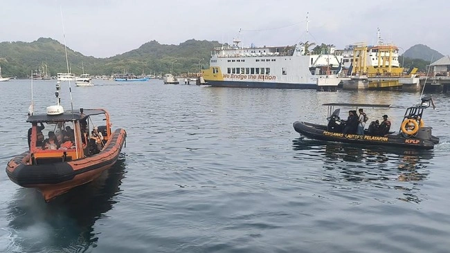 Tim SAR Makassar melalui KN SAR Kamajaya mengevakuasi ABK MV Novena WW asal Vietnam
