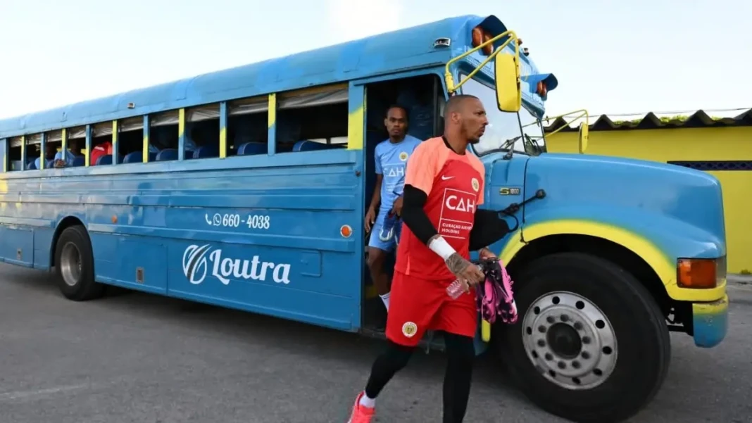 Timnas Curacao viral karena menggunakan bus sekolah tua menjelang Piala Dunia 2026. Negara Karibia berpenduduk 150 ribu jiwa itu mencetak sejarah sebagai peserta Piala Dunia terkecil sepanjang masa.