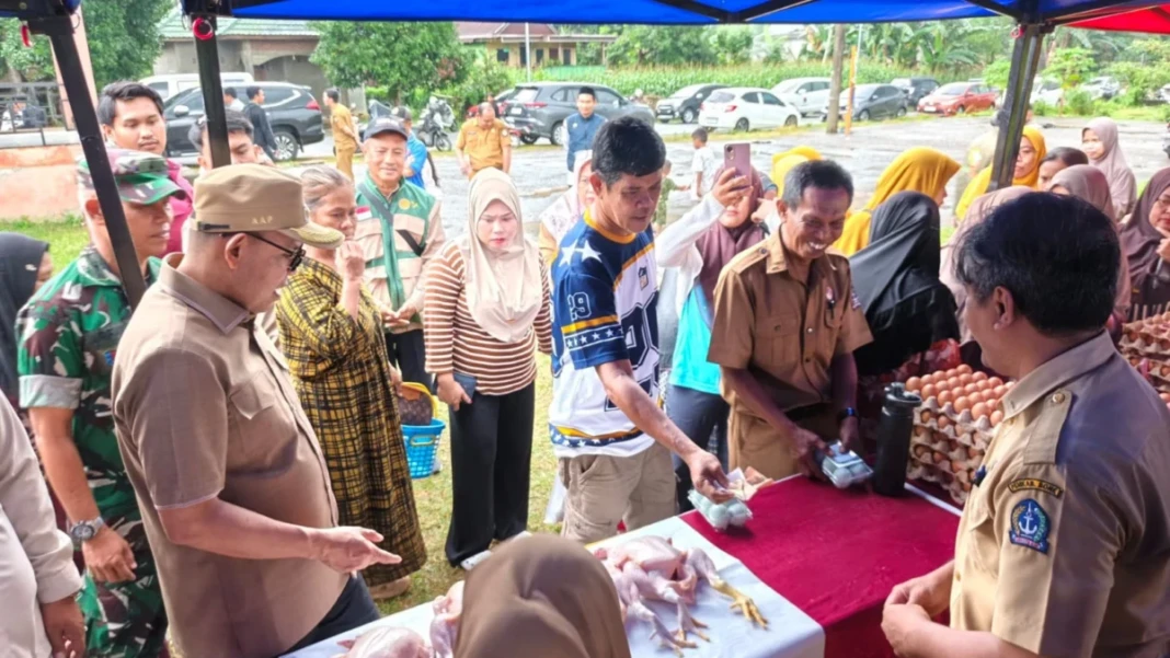 Wakil Bupati Bone Andi Akmal Pasluddin membuka membuka Gerakan Pangan Murah di Lapangan Sepak Bola Waranie, Desa Usa, Kecamatan Palakka, Selasa (30:6:2026)