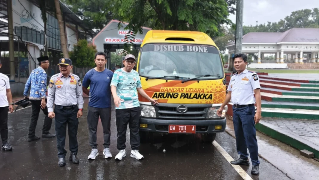 Wakil Bupati Bone Andi Akmal Pasluddin meresmikan Bus Bandara Arung Palakka