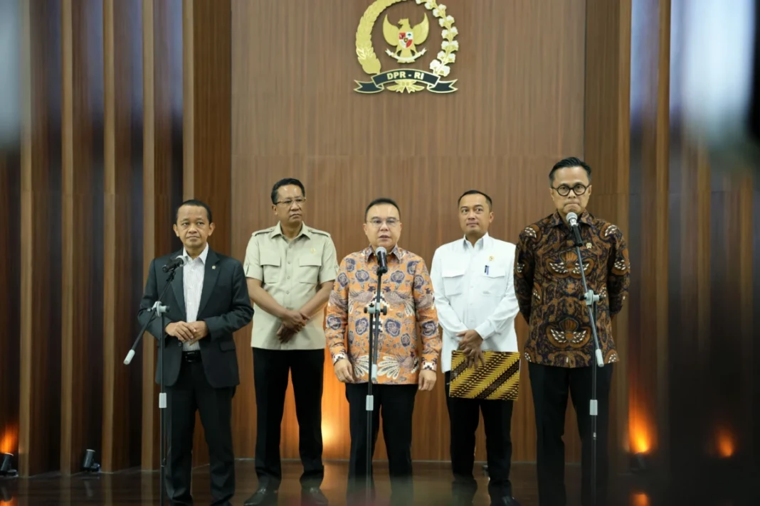 Wakil Ketua DPR RI Sufmi Dasco Ahmad saat agenda Konferensi Pers yang didampingi oleh Mensesneg Prasetyo Hadi, Menteri ESDM Bahlil Lahadalia dan Menteri Hukum Supratman Andi Agtas,
