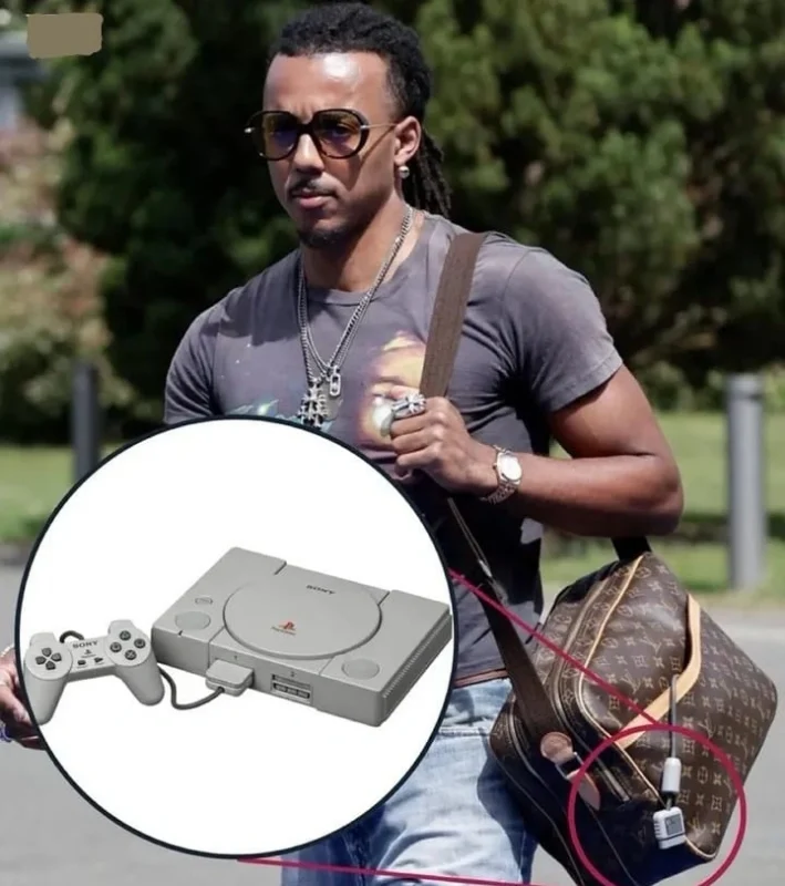 Jules Kounde Viral Bawa PlayStation 1 ke Kamp Timnas Prancis Jelang Piala Dunia 2026
