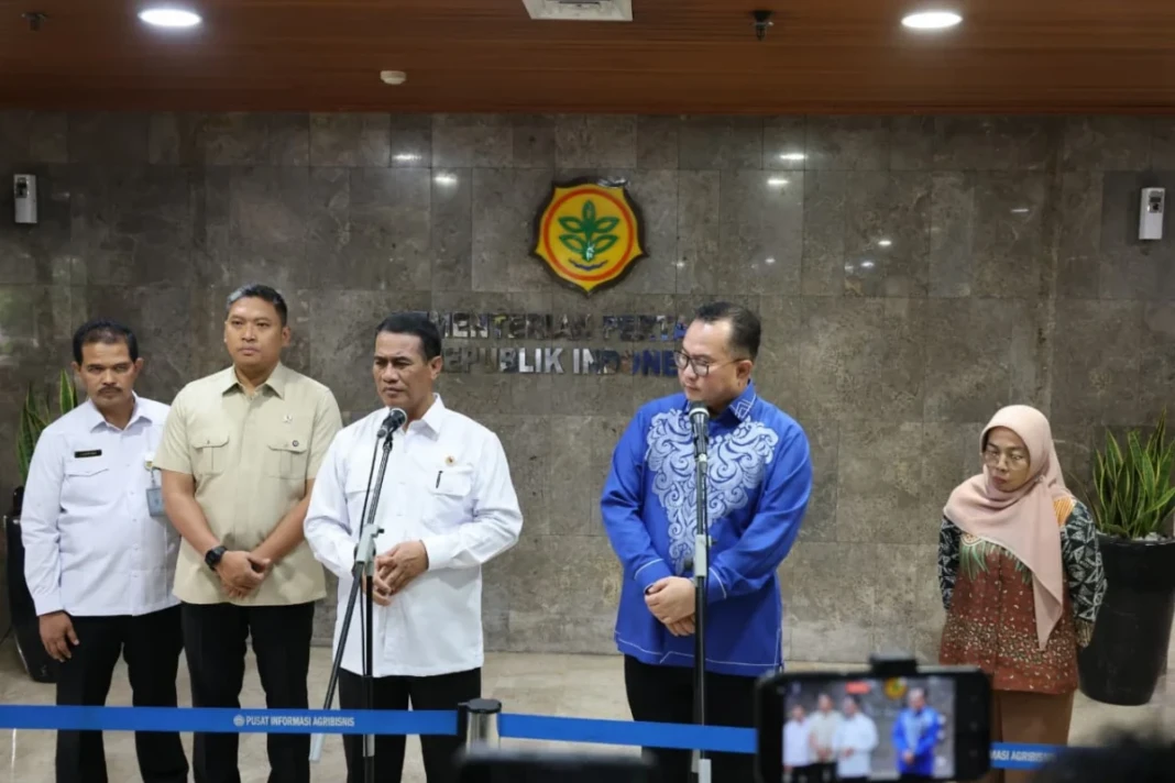 Menteri Pertanian Andi Amran Sulaiman dan Kepala BRIN memberikan keterangan pers usai penandatanganan kerja sama riset pertanian di Kementerian Pertanian Jakarta, 9 Juni 2026.